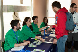Entrega de acreditaciones. 6º Congreso Internacional de Actividad Física Deportiva para Mayores. Escuela Técnica Superior de Ingeniería de Telecomunicaciones y de Informática. Marzo de 2015