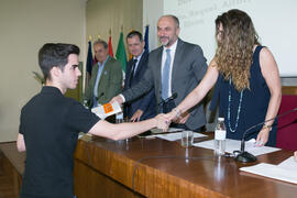 Entrega de mención especial. Facultad de Ciencias Económicas y Empresariales. Junio de 2018