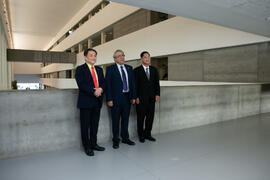 Dong Sung Cho, José Ángel Narváez y Hong-Jo Chun. Celebración del décimo Aniversario de la colaboración de la Universidad de Málaga y la Universidad Nacional de Incheon. Complejo de Estudios Sociales y Comercio. Octubre de 2019