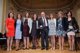 Equipo decanal de la Facultad de Económicas con la medalla del Ateneo. Teatro María Cristina. Abril 2015