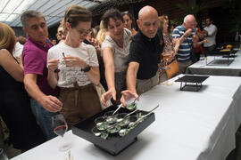 Showcooking en patio del Hotel Molina Larios. Curso "Ciencia y gastronomía. Desmontando leyendas urbanas". Cursos de Verano de la Universidad de Málaga. Málaga. Julio de 2019