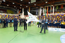 Kenny Chow ondeando la bandera de FISU. Acto de clausura y entrega de medallas. 14º Campeonato del Mundo Universitario de Fútbol Sala 2014 (FUTSAL). Antequera. Julio de 2014