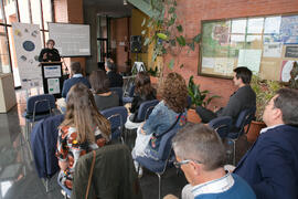 Enrique Navarrete en la presentación de la exposición bibliográfica "La Biblioteca Universitaria y el Turismo Sostenible en Málaga". Biblioteca General. Abril de 2017
