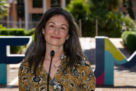 Luisa María Gómez del Águila presenta la conferencia "Dialogando" con Theresa Zabell. Jardín Botánico de la Universidad de Málaga. Mayo de 2021