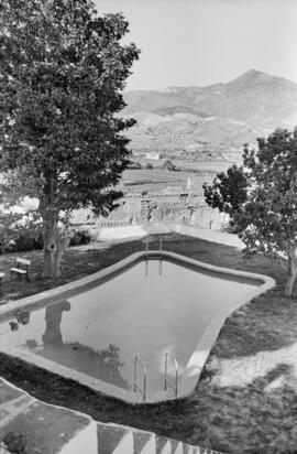 Málaga. Piscina del chalet en Maro de Doña María Pilar Pries, la Marquesa de Larios. Junio de 1963