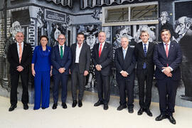 Foto de grupo previa a la entrega de las distinciones "Oikonomos" de la Facultad de Ciencias Económicas y Empresariales de la Universidad de Málaga. Paraninfo. Diciembre de 2024