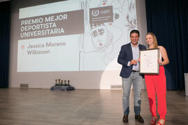 Entrega del Premio Mejor Deportista Universitaria a Jessica Moreno Wilkinson en la Gala del Deporte Universitario 2017. Escuela Técnica Superior de Ingeniería de Telecomunicaciones. Junio de 2017