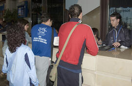 Entrega de acreditaciones y documentación. 2º Congreso Internacional de Actividad Físico-Deportiva para Mayores de la Universidad de Málaga. Palacio de Ferias y Congresos de Málaga. Marzo de 2007