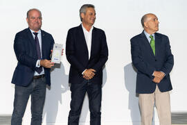 El alcalde de Antequera Manuel Jesús Barón recibe la acreditación para celebrar el Campeonato Universitario de Golf. Gala del Deporte Universitario 2019. Escuela Técnica Superior de Ingeniería de Telecomunicaciones. Junio de 2019
