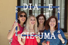 Las profesoras Elena Navarro, Sandra Reche, Ángela Hernández y Begoña Díez posan en la fiesta del Día del Español. Centro Internacional de Español de la Universidad de Málaga. Junio de 2016