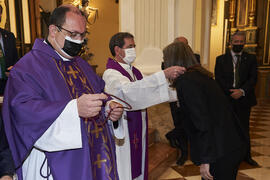 Entrega de medalla de la Cofradía de los Estudiantes. Misa de Lunes Santo. Iglesia de San Agustín. Abril de 2022
