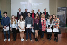 Foto de grupo tras la entrega de premios a los alumnos ganadores de la VIII Olimpiada Local de Economía. Facultad de Ciencias Económicas y Empresariales. Febrero de 2016