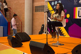Concierto del III Certamen de Cantautores Destino UMA. Jornadas de Puertas Abiertas de la Universidad de Málaga. Complejo Polideportivo Universitario. Abril de 2015
