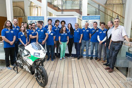 Foto de grupo. Presentación del proyecto "UMA Racing Team 2017/2018". Edificio del Rectorado. Junio de 2017