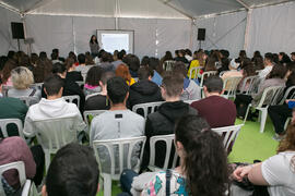 Profesora de Ciencias imparte una charla sobre su titulación. Jornadas de Puertas Abiertas de la Universidad de Málaga. Complejo Polideportivo Universitario. Abril de 2018