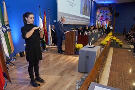 Intérprete de signos. Entrega de la Medalla de Oro de la Universidad de Málaga a la Diputación Provincial de Málaga. Paraninfo. Noviembre de 2023