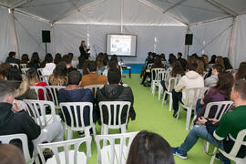 Profesora de Ciencias imparte una charla sobre su titulación. Jornadas de Puertas Abiertas de la Universidad de Málaga. Complejo Polideportivo Universitario. Abril de 2018