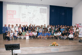 Foto de grupo tras la entrega de trofeos en la Gala del Deporte Universitario 2017. Escuela Técnica Superior de Ingeniería de Telecomunicaciones. Junio de 2017