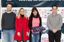 José Carlos Godoy, Sandra Reche y Daniel Mora con una alumna en su graduación en el CIE de la Universidad de Málaga. Centro Internacional de Español. Febrero de 2015
