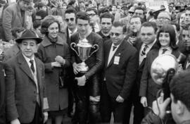 Paco González recibe el trofeo como ganador absoluto del II Premio Costa del Sol de Motociclismo y del XIV Gran Premio Motociclista de Invierno de Málaga. Febrero, 1963.