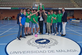 Foto de grupo. Entrega de la Copa del Rey de fútbol sala de BeSoccer UMA Antequera a la Universidad. Complejo Polideportivo Universitario. Mayo de 2022