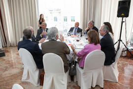 Asistentes a la entrega de becas Alumni-UMA a alumnos pertenecientes a la Hermandad de Estudiantes. Hotel AC Málaga Palacio. Mayo de 2015