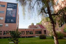 Facultad de Ciencias Económicas y Empresariales con cartel Conmemorativo del 50 Aniversario. Campus de El Ejido. Octubre de 2014