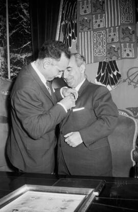 Málaga. Imposición de medalla de oro de Logroño al gobernador civil, Ramón Castilla Pérez. Gobierno Civil. Abril de 1963