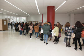 Alumnos haciendo cola. Conferencia "Dialogando" con César Bona. Facultad de Derecho. Enero de 2017
