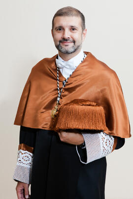 Retrato de Víctor Fernando Muñoz Martínez previo a la imposición de la Medalla de Oro de la Universidad de Málaga a Adelaida de la Calle Martín. Paraninfo. Mayo de 2016