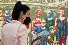 Visitante de la exposición "Eugenio Chicano Siempre". Museo de Málaga. Junio de 2021