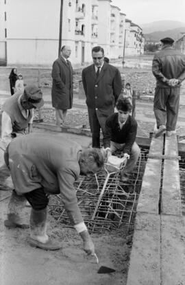 El alcalde Francisco García Grana y otras personalidades en la construcción del puente sobre el Arroyo de los Ángeles. Málaga. Febrero de 1963