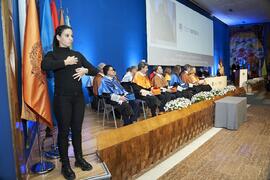 Intérprete de signos. Toma de posesión del Rector de la Universidad de Málaga y su equipo de gobierno. Paraninfo. Marzo de 2024