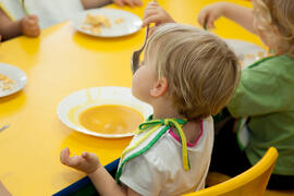 Niña comiendo en la Escuela Infantil Francisca Luque. Campus de Teatinos. Mayo de 2014