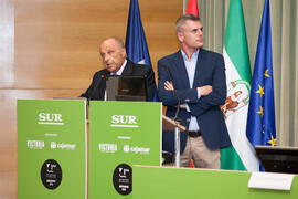 Javier Ramírez y Francisco Ruano en la presentación del coleccionable de Diario Sur "Estampas de Málaga 2". Edificio del Rectorado. Septiembre de 2016