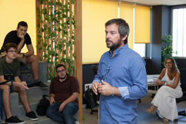 Nacho Muñoz presenta la actividad a los participantes en el Spin-Off Scape. Edificio "The Green Ray". Septiembre de 2016