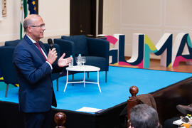 José Pablo Lara Muñoz presenta la conferencia "Dialogando para desmontar mitos sobre nutrición", con Aitor Sánchez. Facultad de Medicina. Marzo de 2017