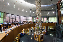 Biblioteca General con la instalación "Biblioteca de Babel XIII", de José Ignacio Díaz de Rábago. Campus de Teatinos. Enero de 2018