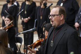 Interpretación musical. Acto de la Hermandad de los Estudiantes en la Catedral. Plaza del Obispo, Málaga. Abril de 2022