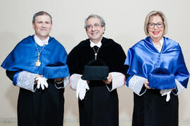 Retrato de Francisco José Palma, José Ángel Narváez y Adelaida de la Calle previo a su imposición de la Medalla de Oro de la Universidad de Málaga. Paraninfo. Mayo de 2016