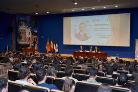 Eugenio Luque presenta la conferencia de Pablo Hernández de Cos en la Facultad de Ciencias Económicas y Empresariales de la Universidad de Málaga. Paraninfo. Octubre de 2022