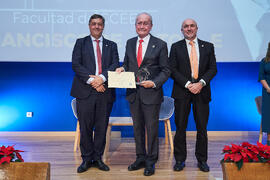 Entrega a Francisco de la Torre de la distinción "Oikonomos" de la Facultad de Ciencias Económicas y Empresariales de la Universidad de Málaga. Paraninfo. Diciembre de 2024