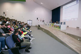 Beatriz Lacomba imparte la ponencia "Prueba para el acceso y admisión a la Universidad". Jornadas de Puertas Abiertas de la Universidad de Málaga. Complejo Polideportivo Universitario. Abril de 2018