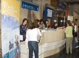 Entrega de acreditaciones y documentación. 2º Congreso Internacional de Actividad Físico-Deportiva para Mayores de la Universidad de Málaga. Palacio de Ferias y Congresos de Málaga. Marzo de 2007