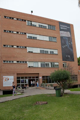 Facultad de Ciencias Económicas y Empresariales con cartel Conmemorativo del 50 Aniversario. Campus de El Ejido. Octubre de 2014