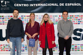 José Carlos Godoy, Sandra Reche y Daniel Mora con una alumna en su graduación en el CIE de la Universidad de Málaga. Centro Internacional de Español. Febrero de 2015