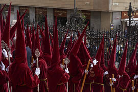Penitentes en el acto de la Hermandad de los Estudiantes en la Catedral. Plaza del Obispo, Málaga. Abril de 2022