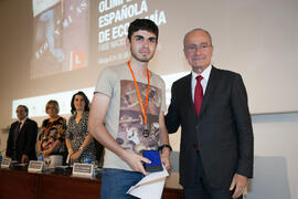 Entrega del segundo premio a David Feliciano. Entrega de premios en el Paraninfo de la Universidad de Málaga. Olimpiada Española de Economía, Fase Nacional. Junio de 2015