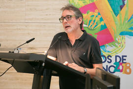Santi Carrillo presenta la conferencia de Antonio Luque en el curso "Tres generaciones de la música Pop española". Cursos de Verano de la Universidad de Málaga. Málaga. Julio de 2018