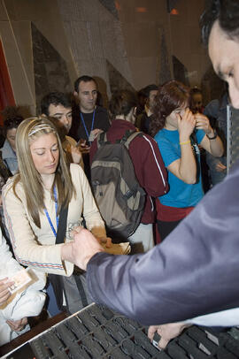 Entrega de auriculares para el Panel de Expertos. 2º Congreso Internacional de Actividad Físico-Deportiva para Mayores de la Universidad de Málaga. Palacio de Ferias y Congresos de Málaga. Marzo de 2007